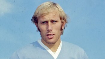 Fuera de la cancha, en