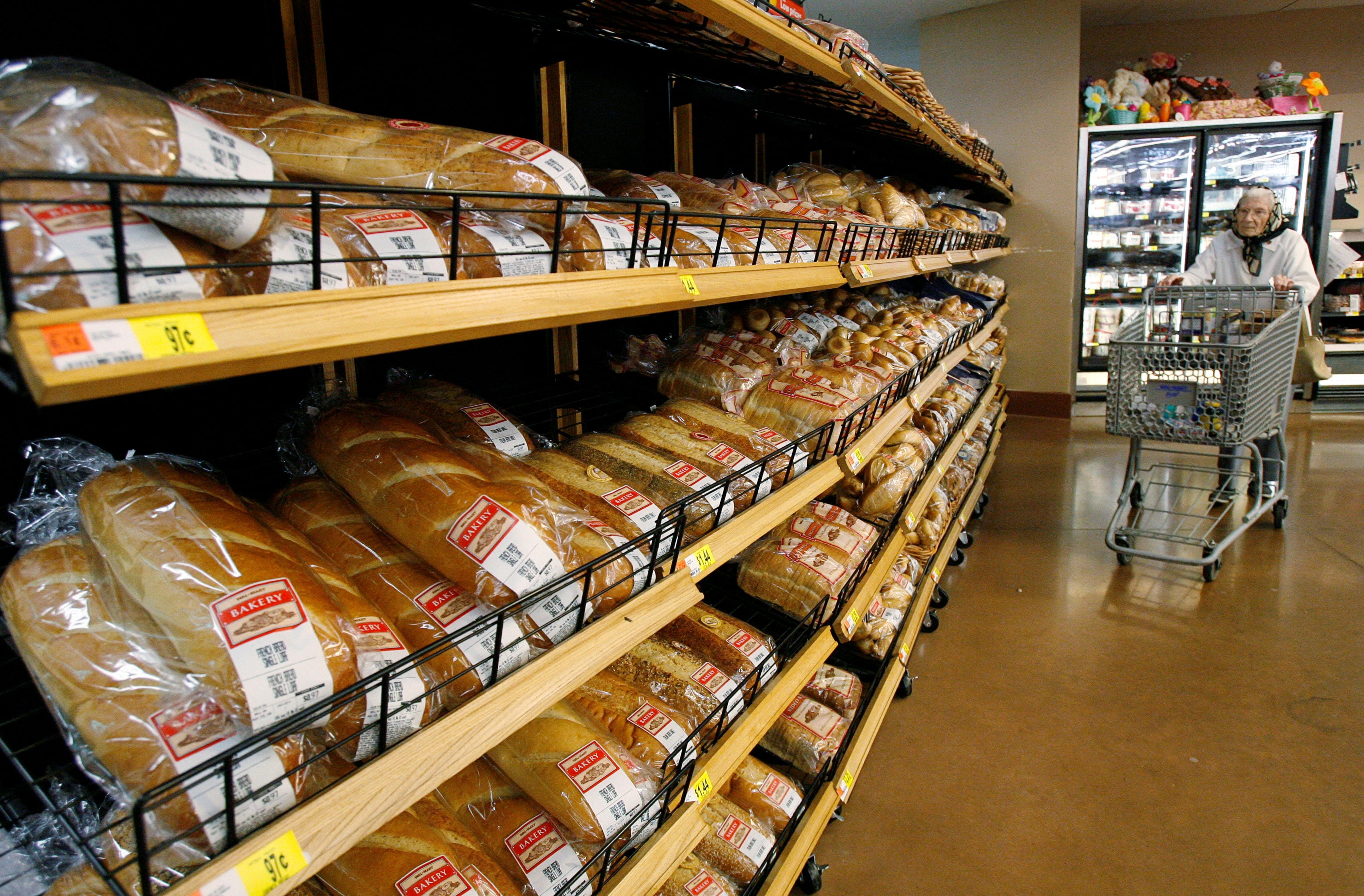 La confusión por más de 50 variantes de etiquetas de fecha en alimentos envasados está vinculada con casi el 20% del desperdicio de alimentos en Estados Unidos, según la FDA (REUTERS/Mario Anzuoni)