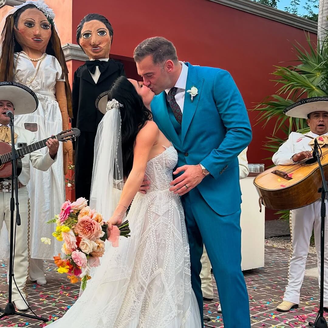 Martha Higareda y Lewis Howes se casaron en Playa del Carmen, ciudad en la que se conocieron. (Foto: @lewishowes, Instagram)