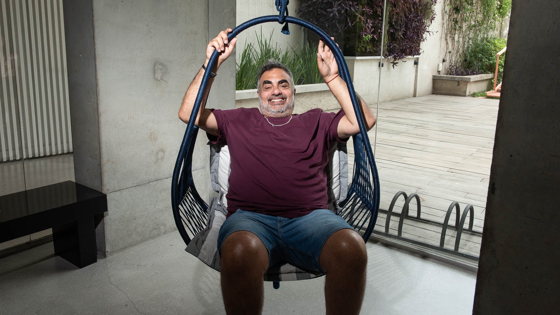 Verano porteño: Roberto Moldavsky durante la producción de fotos con Teleshow (Gustavo Gavotti)