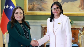 Delcy Rodríguez (d), con la