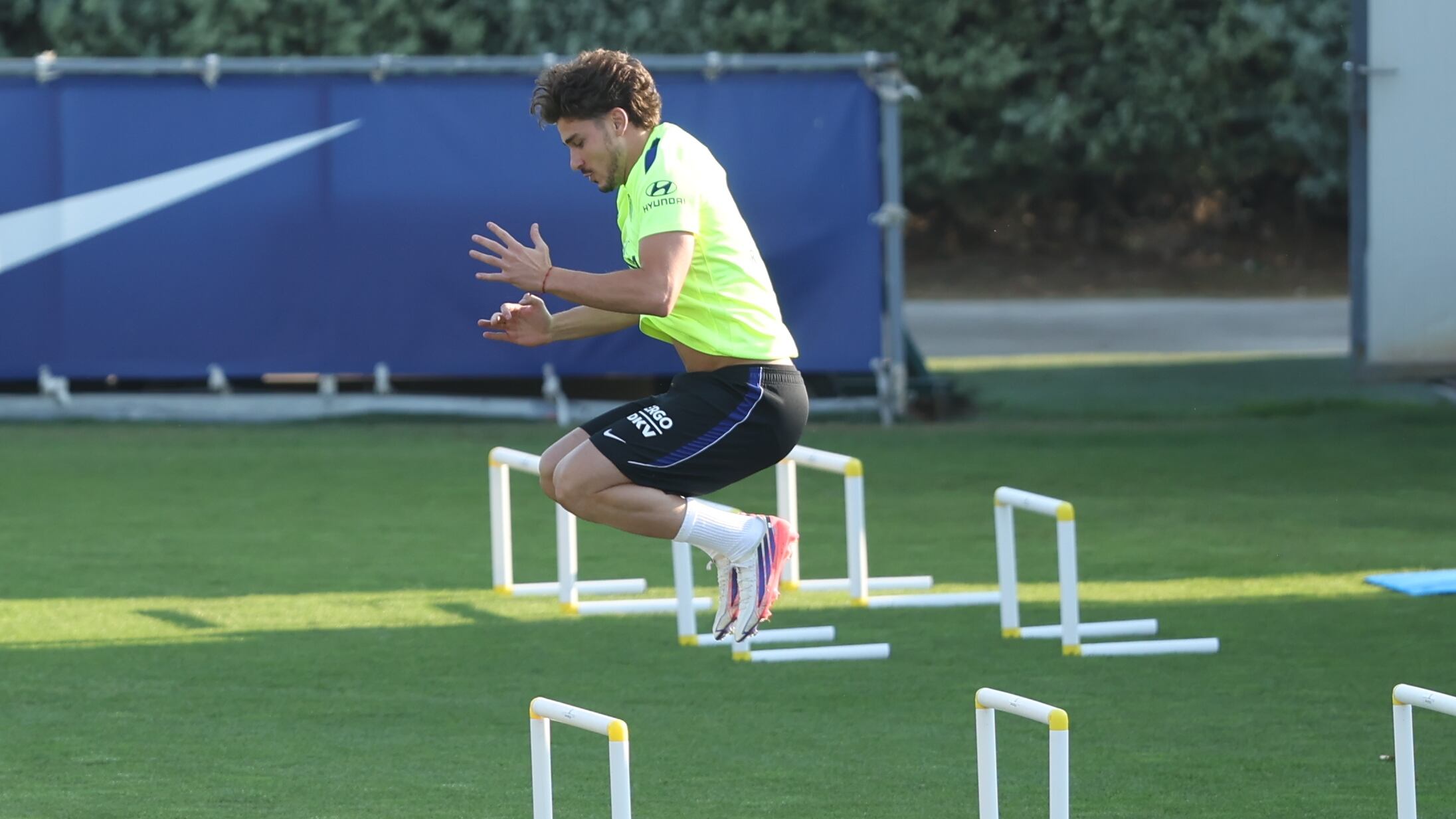 El delantero argentino Julián Álvarez vuelve a los entrenamientos con el Atlético de Madrid (EFE/ Kiko Huesca)