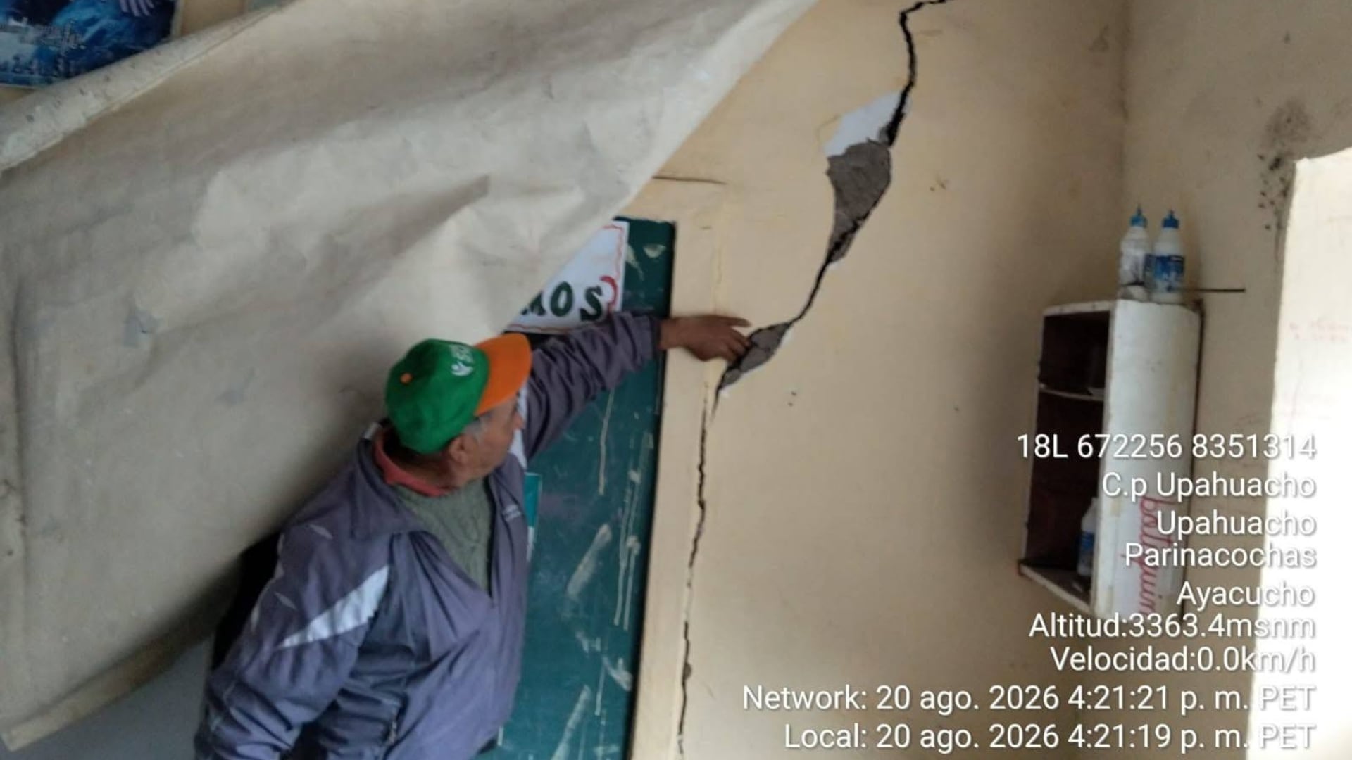 Un poblador inspecciona una grieta en la pared de un inmueble en Upahuacho, Ayacucho, tras el sismo de magnitud 7.2 registrado en la provincia de Parinacochas.