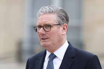 El primer ministro británico, Keir Starmer, sale de una reunión virtual multilateral en una conferencia de prensa en el Palacio del Eliseo en París, el viernes 17 de abril de 2026 (Tom Nicholson/Pool foto via AP)
