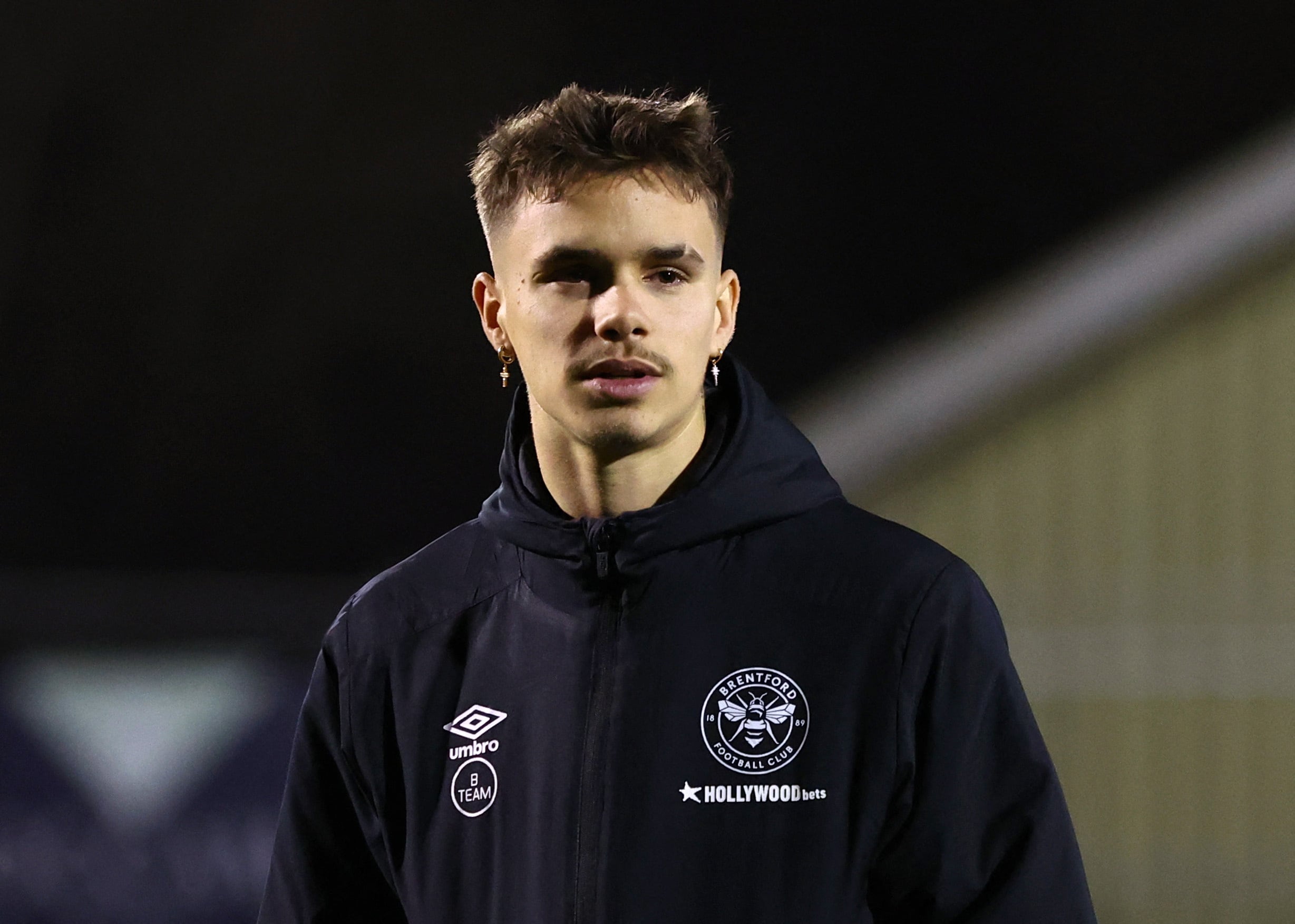 Romeo Beckham abandonó el fútbol profesional en 2024 al rechazar la renovación del Brentford FC para dedicarse a la moda y el modelaje (Reuters/Paul Childs)