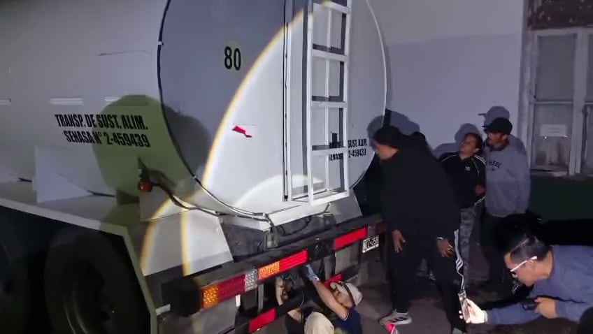 Un jefe narco fue capturado en Salta mientras su mujer tiraba 65 mil dólares y celulares por una tapia