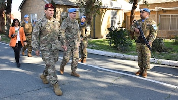 El teniente coronel Aguirre recibió al general Héctor Tornero, quien -como autoridad del Estado Mayor Conjunto de las Fuerzas Armadas- supervisó las actividades de los cascos azules argentinos en Chipre (Foto: Foto Marcelo Gasparini-EMCO)