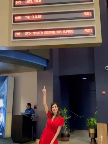 Emocionada, la actriz mostró el