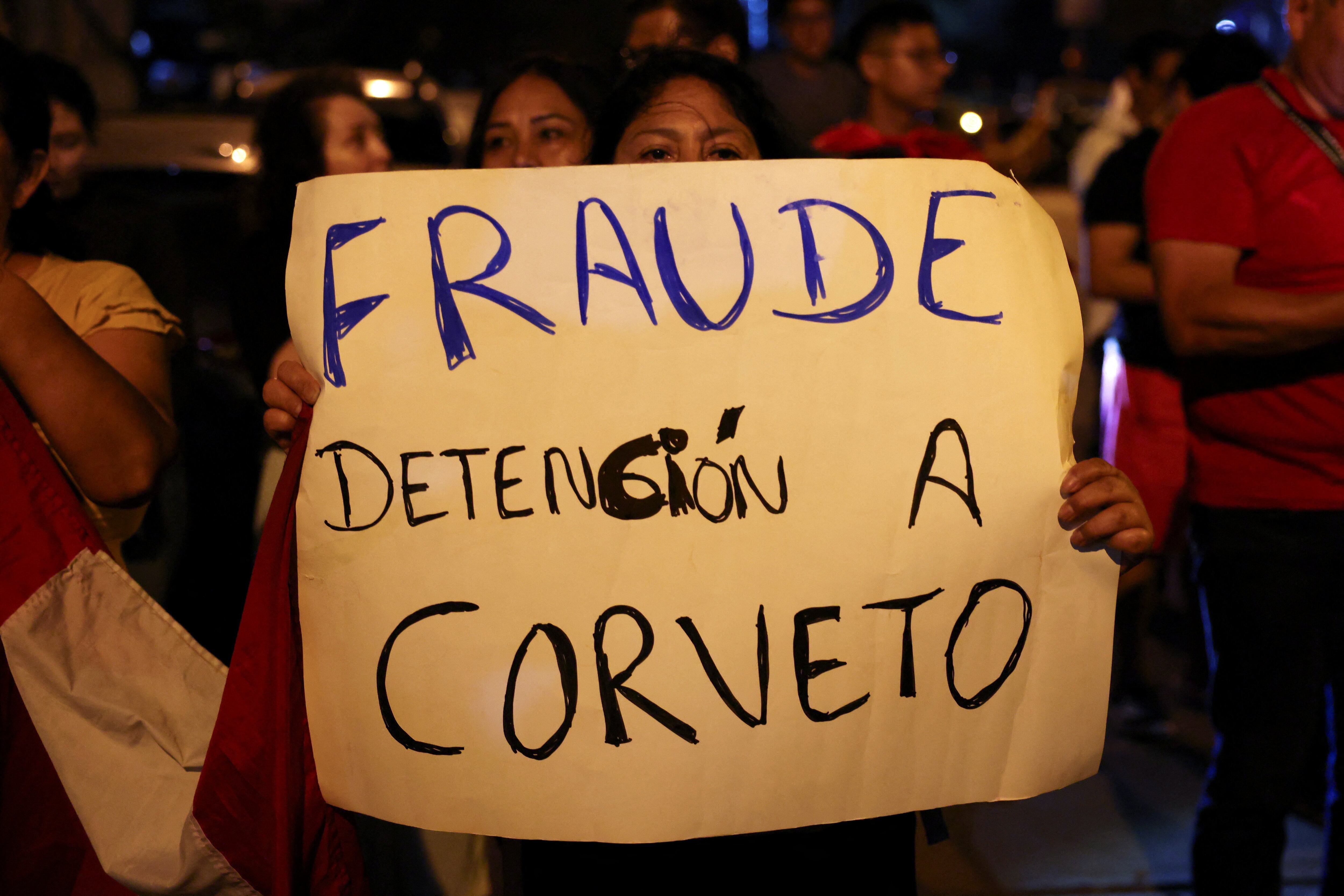 Manifestación en el JNE acusan de fraude por demoras en mesas de votación. REUTERS/Manuel Orbegozo