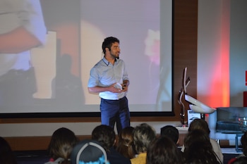 El hombre, además de periodista,