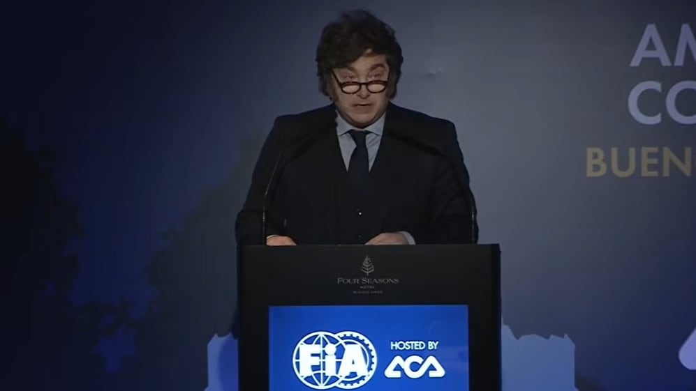 Javier Milei ofrece un discurso en el atril de un evento de la Federación Internacional del Automóvil en Buenos Aires. (Infobae)