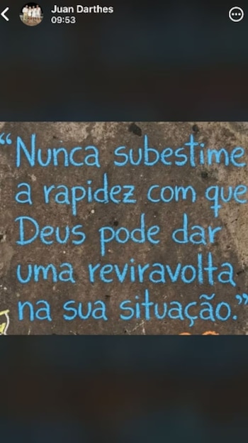 Captura de pantalla de un mensaje de Juan Darthes. El texto azul en portugués dice: 'Nunca subestime a rapidez com que Deus pode dar uma reviravolta na sua situação'