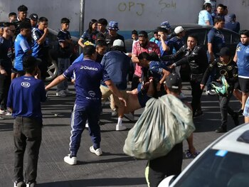 El enfrentamiento entre aficionados de Motagua y Olimpia dejó varios heridos entre asistentes y fuerzas policiales. (Foto: Cortesía)
