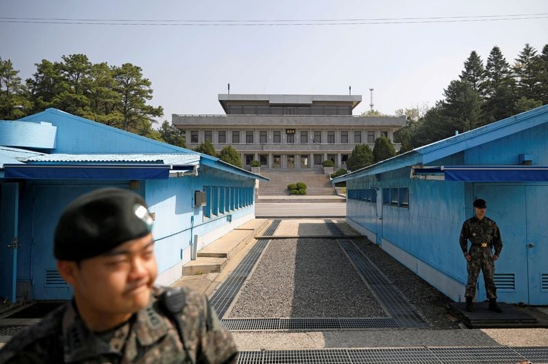 Soldados surcoreanos montan guardia en la aldea de tregua de Panmunjom dentro de la zona desmilitarizada (DMZ) que separa las dos Coreas, Corea del Sur (REUTERS/Kim Hong-Ji/Archivo)