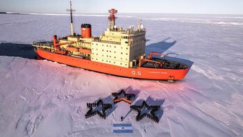 El homenaje del ARA Almirante