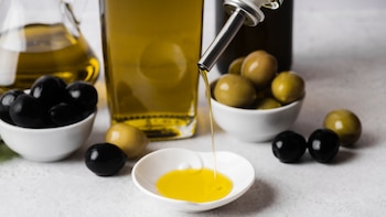 Aceite de oliva, el aliado de la dieta mediterránea que protege el corazón, controla el colesterol y es rico en grasas saludables