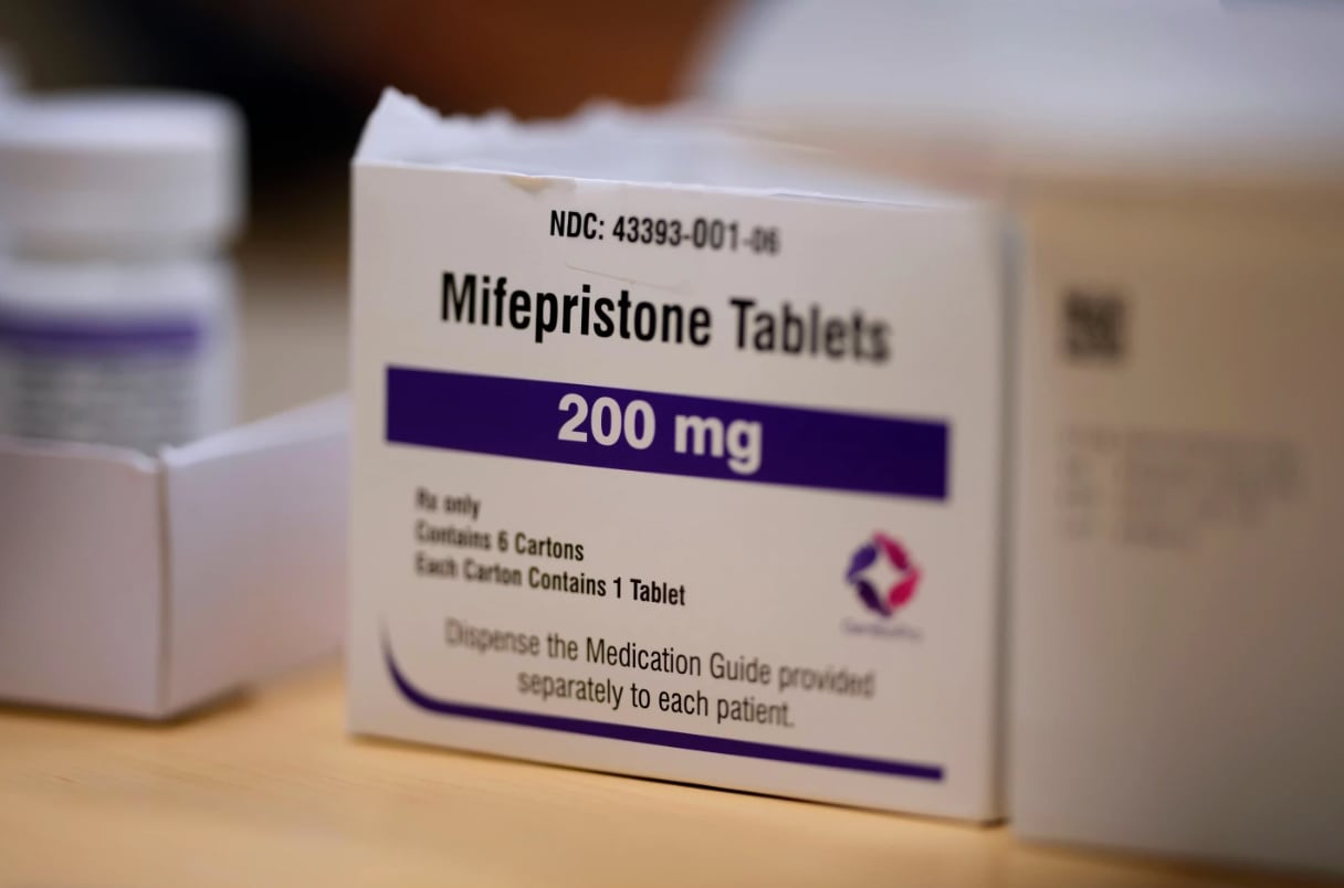La reciente decisión judicial redefine cómo y dónde pueden acceder las pacientes a tratamientos farmacológicos para la interrupción del embarazo en Estados Unidos (AP/Archivo)
