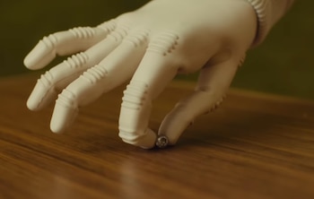 El robot humanoide usa un sistema que emula los tendones humanos.