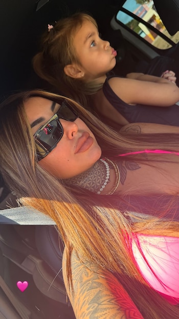 La influencer, ataviada en una