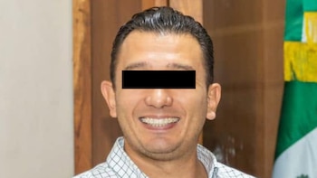 Detienen en el Aeropuerto de Cancún al tesorero de Tulum por presunta portación de armas de fuego