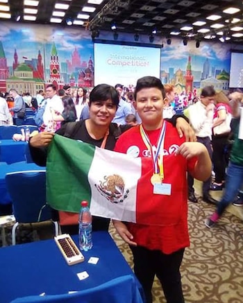 Carlos y su mamá, Angélica