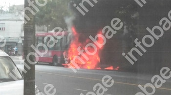 Fuego, cenizas y una condena millonaria: el colectivo que se prendió fuego en Flores y destruyó un puesto de diarios