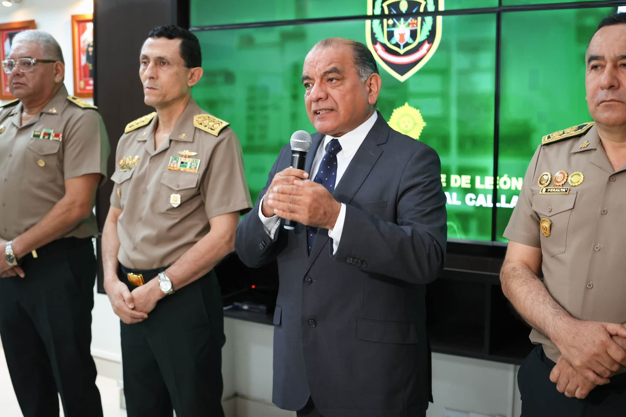 Ministro del Interior, César Astudillo, en conferencia de prensa.