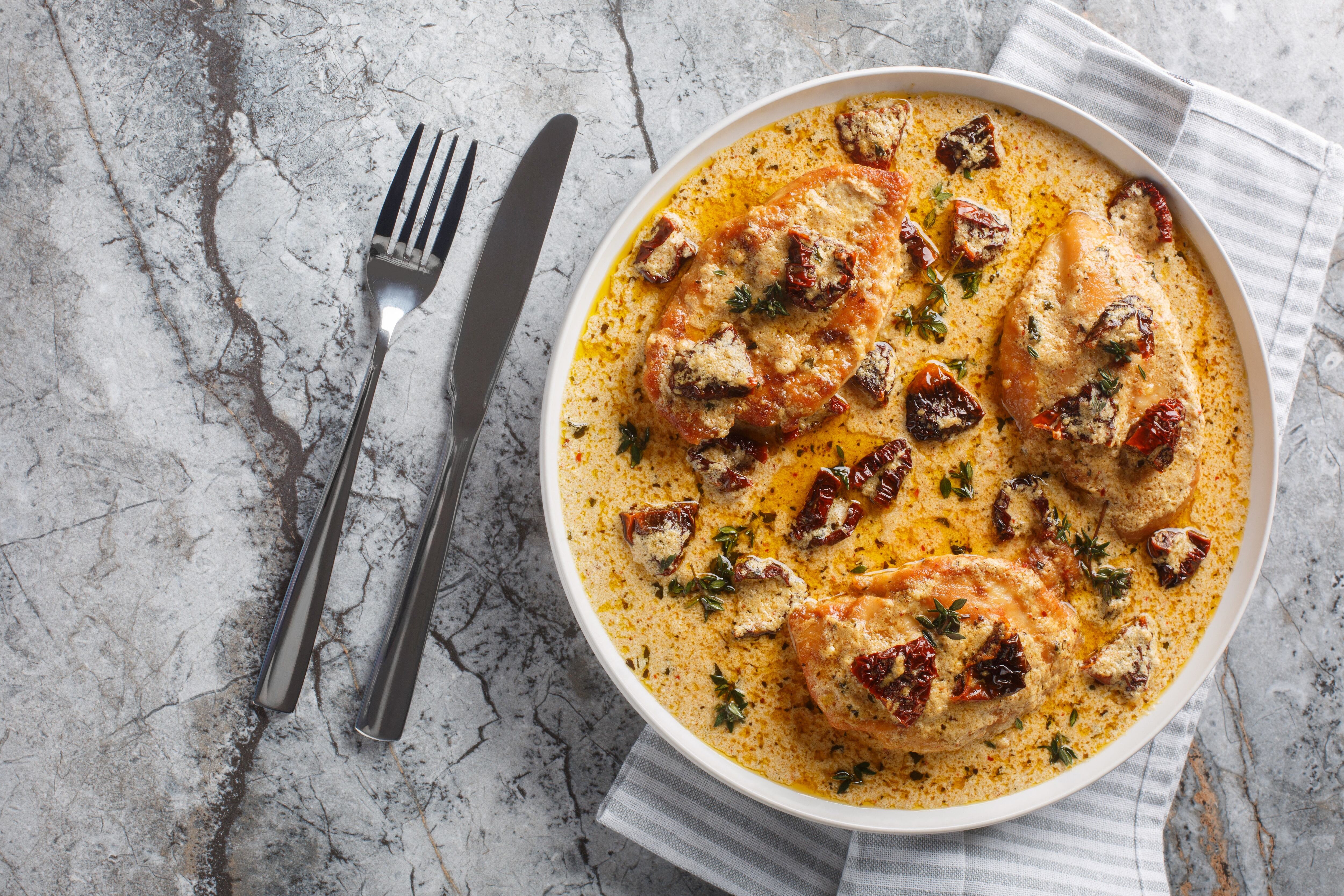 Receta de pollo con salsa de nata (Adobe Stock)