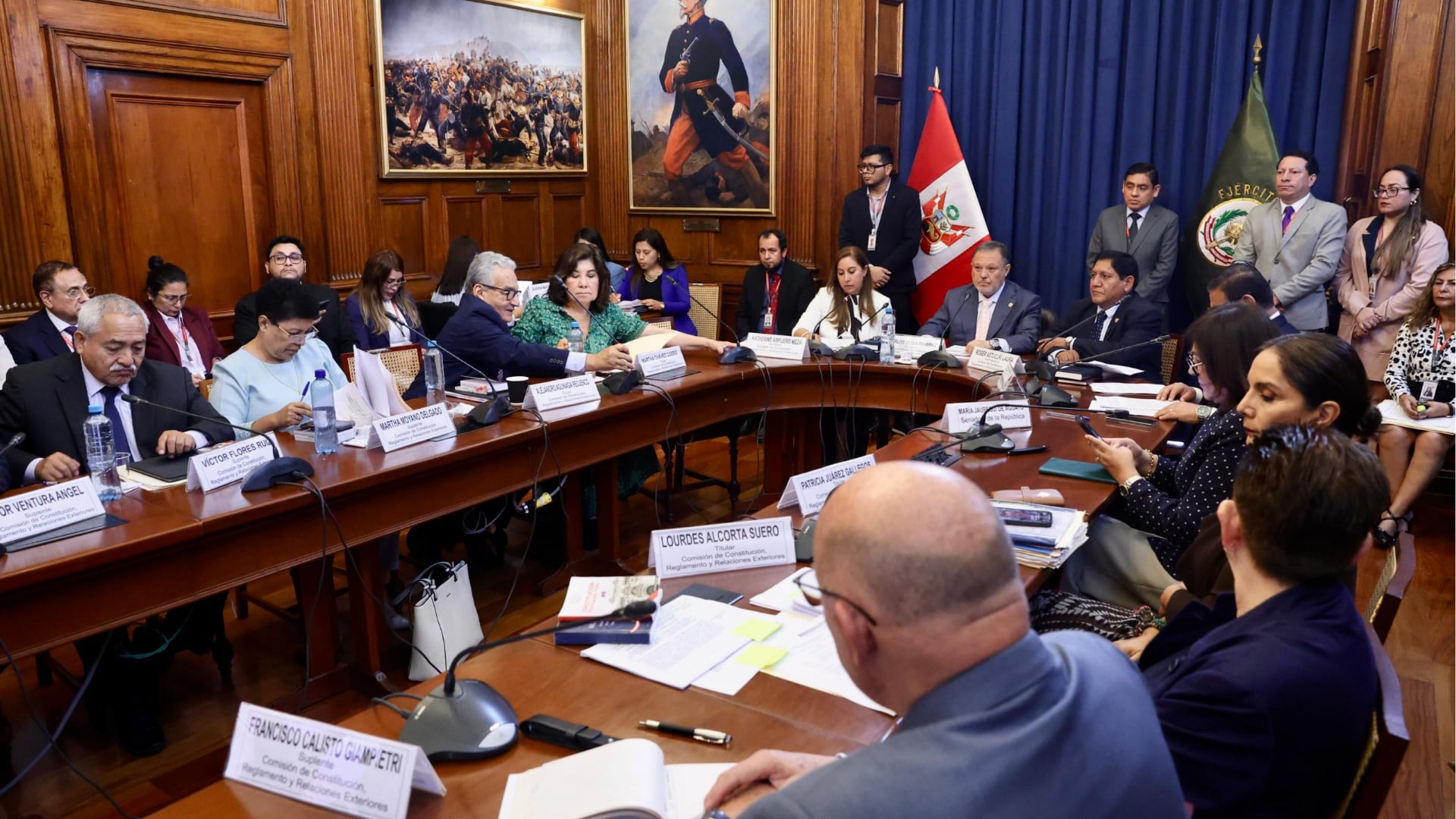Los integrantes de una comisión parlamentaria debaten iniciativas legales durante una sesión de trabajo en el parlamento de Perú. (Congreso de la República)