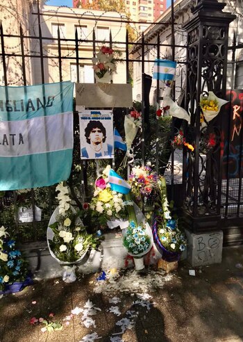 Ofrendas florales, pelotas de fútbol