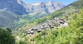 Albinen está ubicado a 1.300 metros de altitud en el valle del Ródano y queda a menos de dos horas de Berna - crédito Planeta Juan/YouTube
