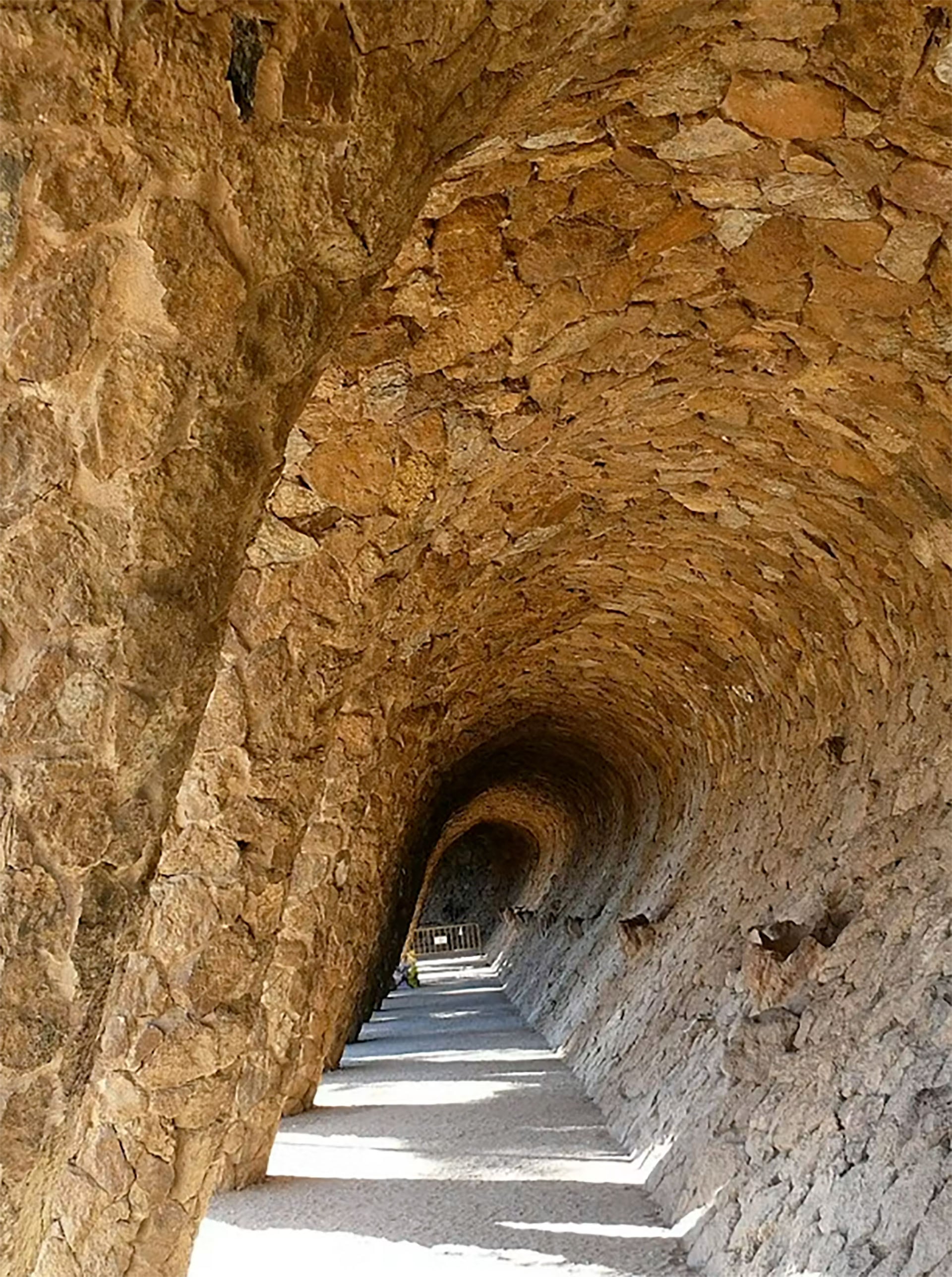 Pórtico de la Lavandera en el Park Güell (Dr.eliecerhernandezmina/ Wikimedia Commons, CC BY-SA)