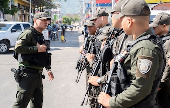 Agentes de la Policía de Colombia fueron captados este 23 de septiembre al custodiar un las calles de Santa Marta, tras la violencia desatada por las paramilitares Autodefensas Conquistadoras de la Sierra Nevada (ACSN), en la capital del departamento del Magdalena (Colombia). EFE/Jhon Carlos Araujo