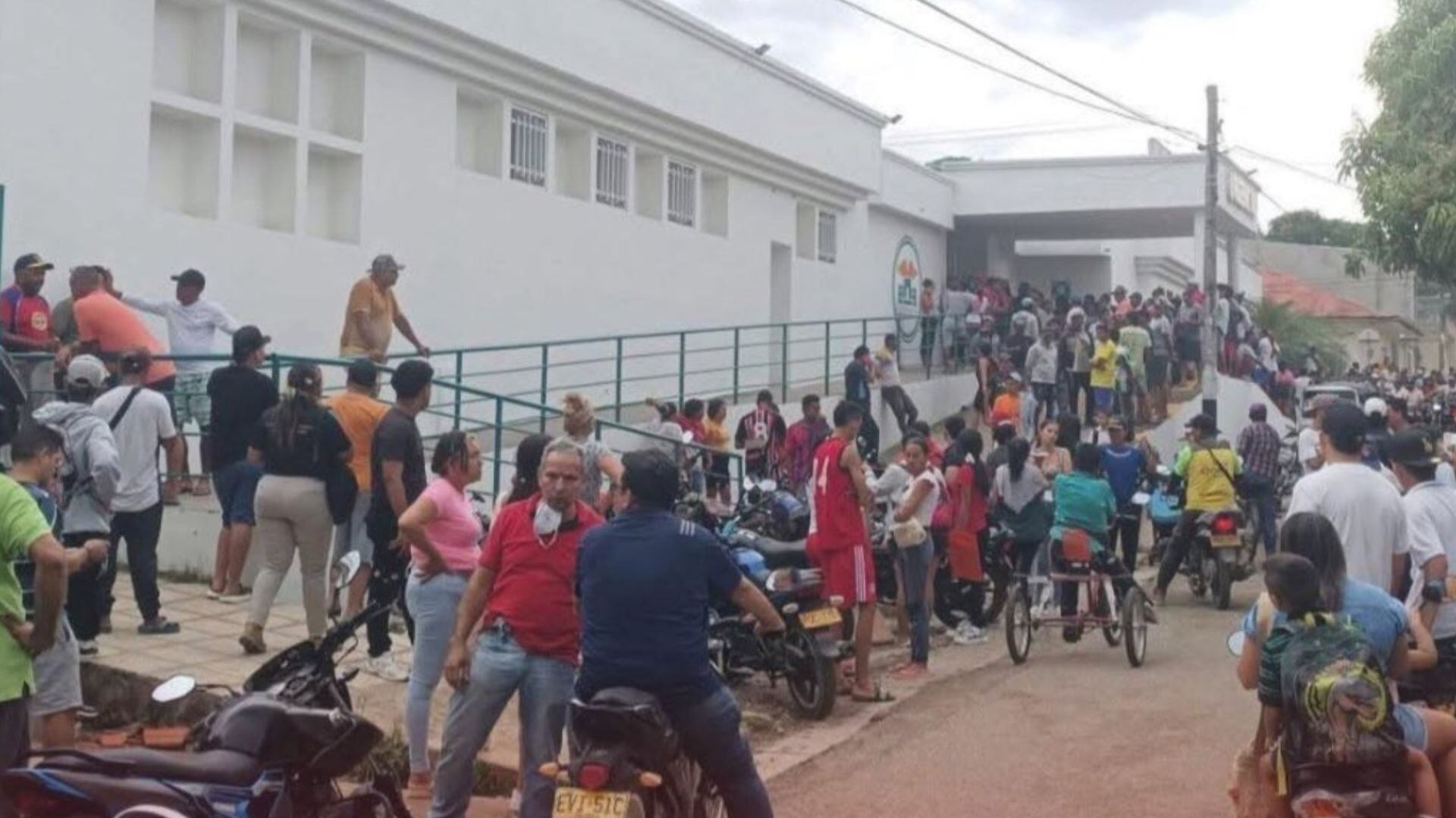 La mayoría de habitantes del municipio se desplazaron hasta el centro asistencial - crédito redes sociales