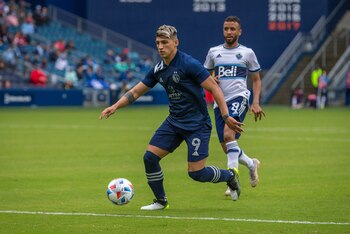 El delantero buscó suerte en