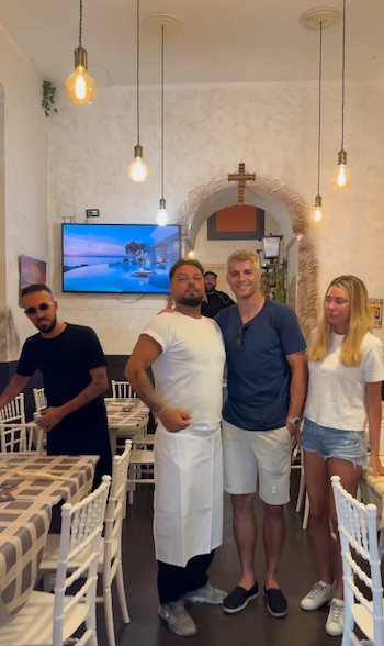Álvaro Morata y Alice Campello en una pizzería de Nápoles (Instagram)