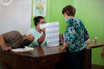 Una mujer vota en las