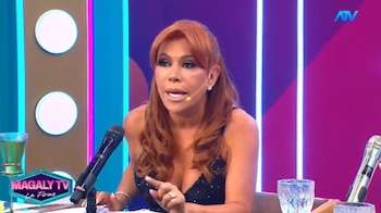 Magaly Medina habla frente a un micrófono en el set de su programa de televisión