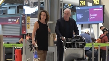 Ana Belén y Víctor Manuel, escapada de verano con su fiel compañero
