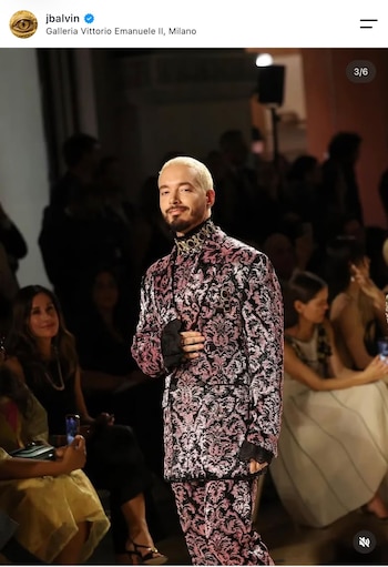 El artista llevó un traje rosa y negro con bordados de cuentas de vidrio y detalles barrocos - crédito @jbalvin / Instagram