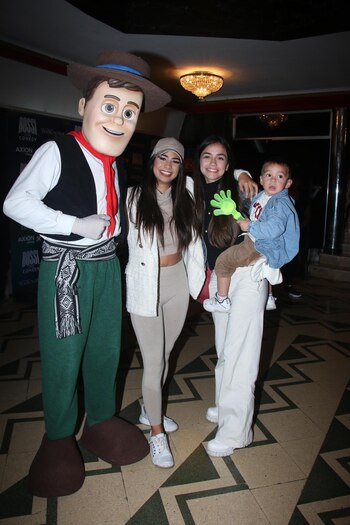 Daniela Celis y su familia