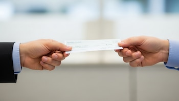 Miami Beach entrega cheques de