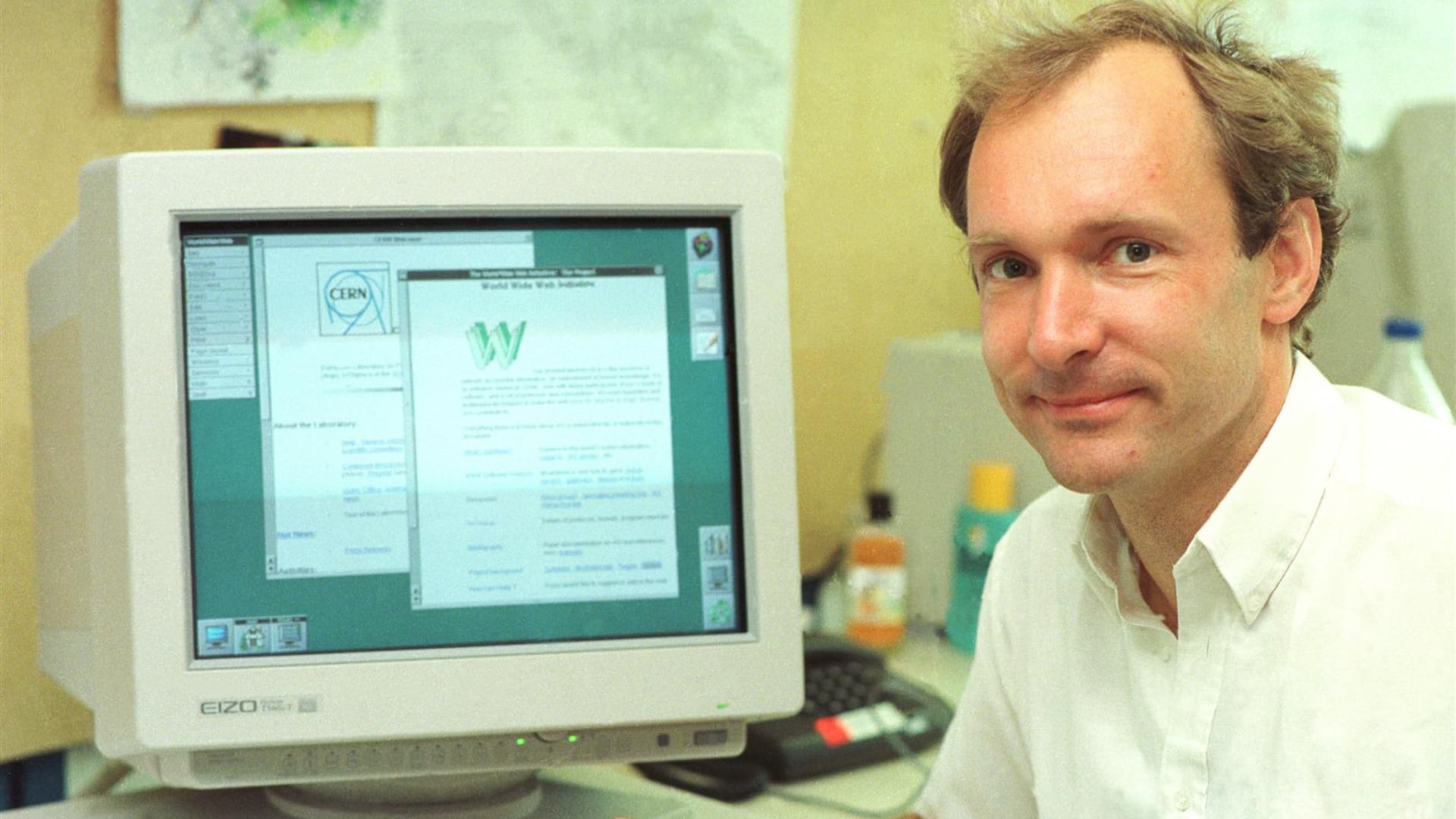 Tim Berners-Lee muestra world wide web en su computadora. (CERN)