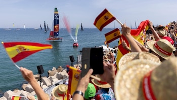 Los Gallos SailGP Team dominan en el primer día de carreras en Valencia