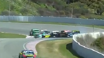 Debió abandonar por un choque, insultó al piloto que lo dejó fuera de carrera en la final del TC Pick Up y recibió una multa millonaria