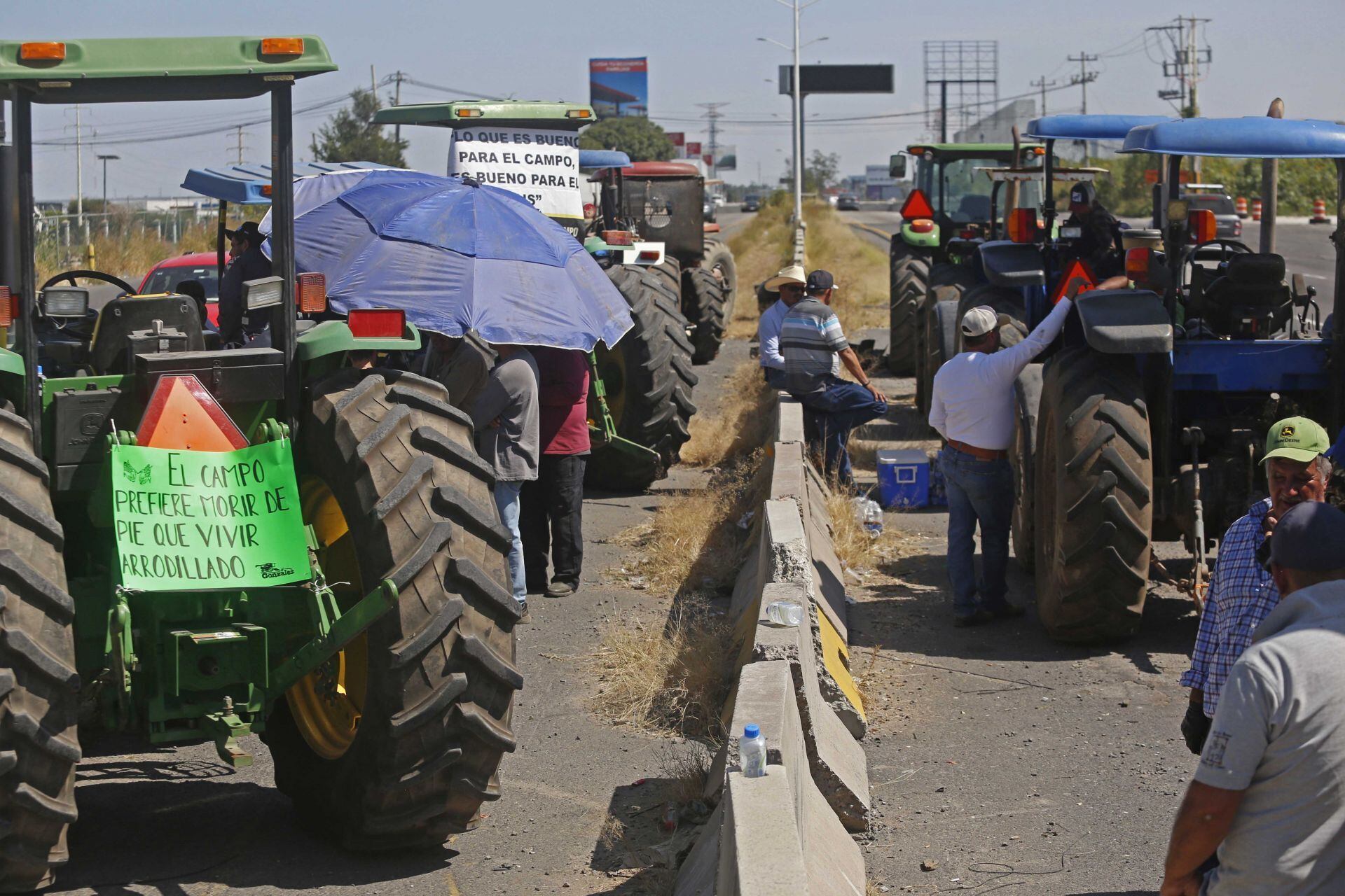 GUADALAJARA, JALISCO. 27OCTUBRE2025.- Decenas de Agricultores se manifestaron en carretera nogales así como en diversos puntos carreteros del estado, esto para exigir el aumento al precio de la tonelada de maíz.FOTO: FERNANDO CARRANZA GARCIA / CUARTOSCURO.COM