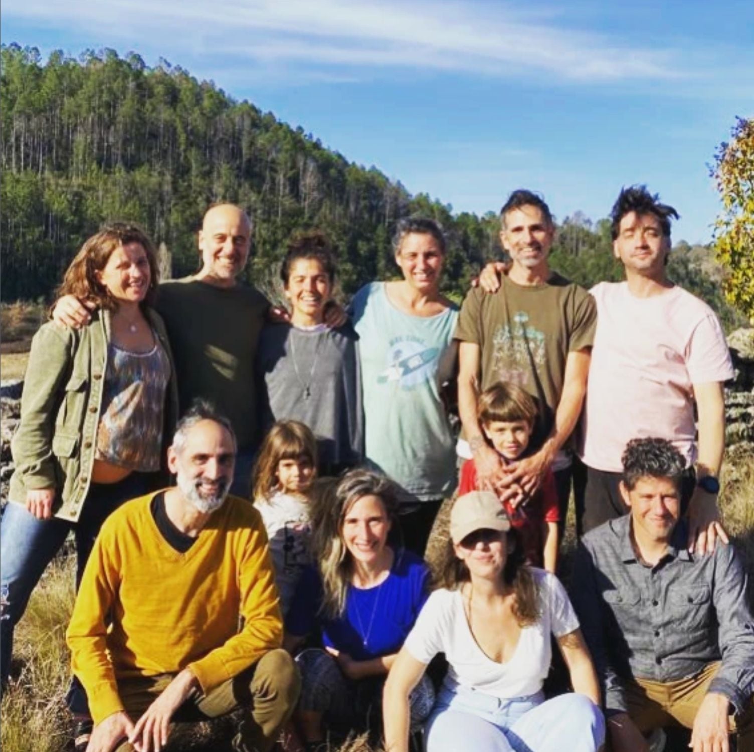 Matías junto a sus amigos, los otros fundadores del ecopueblo Umepay
