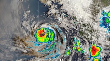 Ciclón tropical con masa nubosa de colores térmicos frente a la costa de México en una vista satelital.