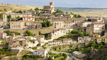 La “villa de las siete puertas”: el pueblo de 1.000 habitantes que es un paraíso de iglesias románicas a menos de una hora de Segovia