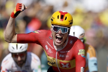 El noruego Soren Waerenskjold celebra la victoria tras la undécima etapa con final en Nevers, Francia. (EFE/EPA/YOAN VALAT)